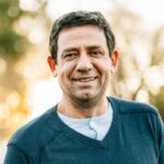 Mann in der Natur lächelt in die Kamera