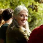 Testimonial Frau in der Natur lächelt in die Kamera